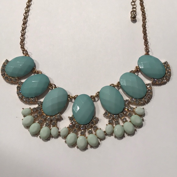 🌺 3 for $15 🌺 Mint and Gold Statement Necklace - Picture 1 of 3